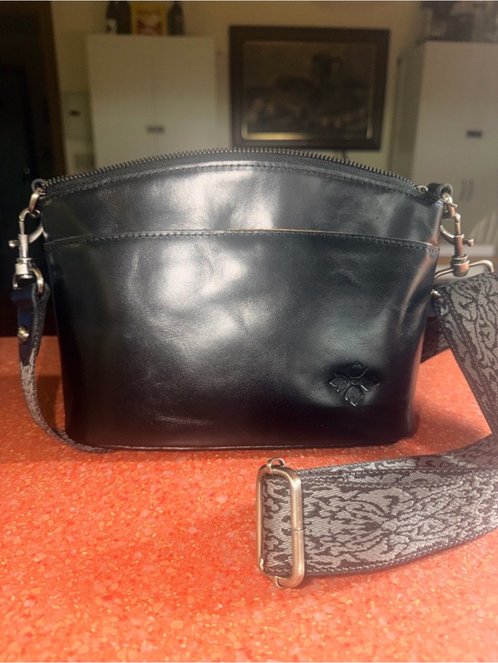 Patricia Nash Handbags - Patricia Nash Arlee Black Leather Crossbody Bag EUC